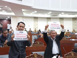 Cara Unik PKS Tolak Kenaikan Harga BBM di Paripurna DPRD Sumut