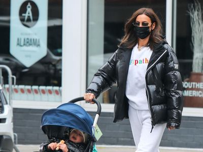 Adu Gaya Seksi Vs Edgy Model Top Dunia Bawa Anak Jalan-jalan Pakai Stroller
