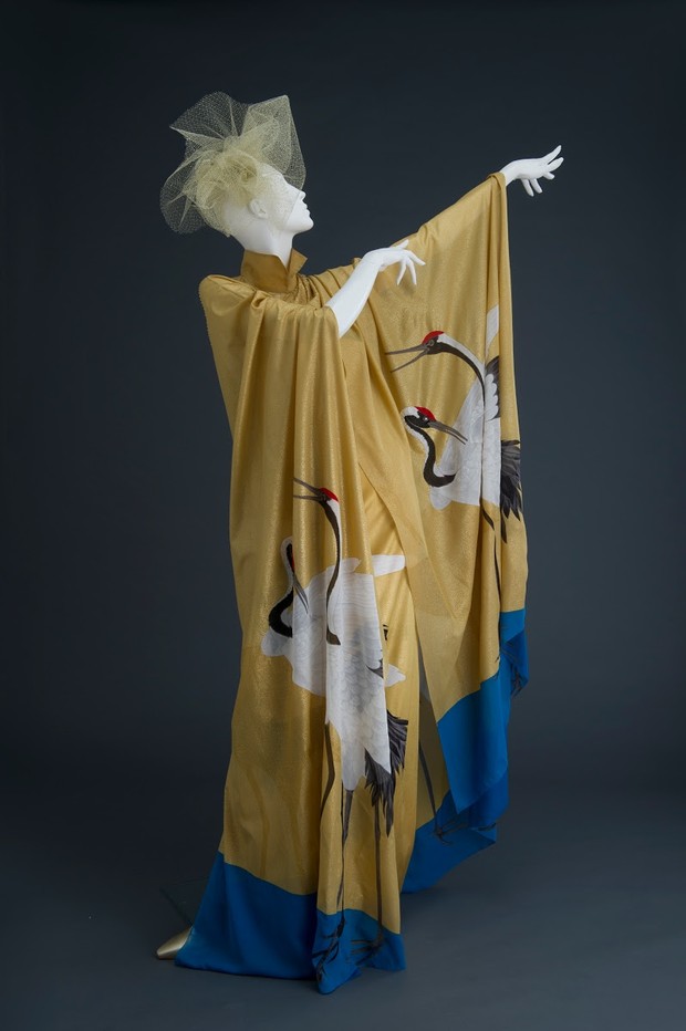 Gold Crane Dress/Foto : Iwami Art Museum/Eiji Ina Gaun kaftan berwarna emas dan biru dengan motif burung bangau kepala merah