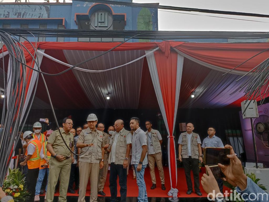 25 Km Kabel Semrawut di Jaksel Dipotong, Anies: Sudah Seperti Bakmi Hitam