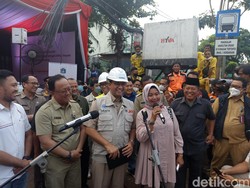 Warga Mampang Ingatkan Anies Tata Trotoar Usai Kabel Semrawut Dibenahi