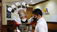 Harpelnas, Customer Service Bank Mega Berbaju Adat Dayak