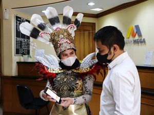 Harpelnas, Customer Service Bank Mega Berbaju Adat Dayak