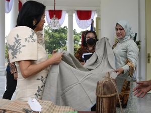 Saat Tenun Baduy Dipamerkan ke Ibu Negara Filipina di Istana Bogor Saat Tenun Baduy Dipamerkan ke Ibu Negara Filipina di Istana Bogor