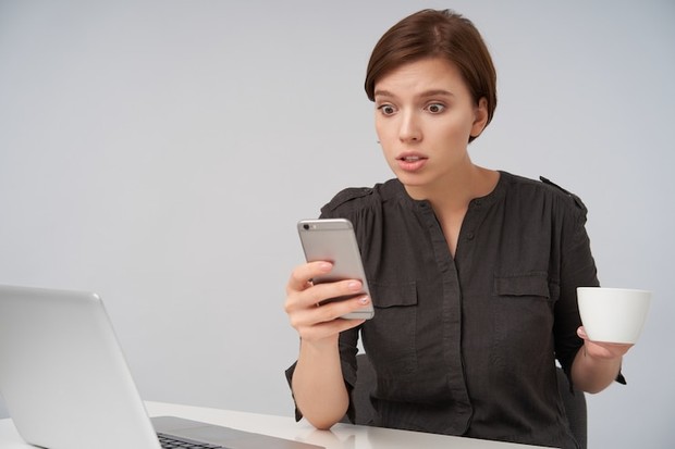 Ilustrasi HRD membaca CV/Foto: Freepik/nakaridore Ilustrasi HRD membaca CV/Foto: Freepik/nakaridore