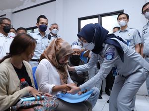 Keluarga Korban Kecelakaan Truk di Bekasi Terima Santunan dari Jasa Marga Keluarga Korban Kecelakaan Truk di Bekasi Terima Santunan dari Jasa Marga