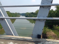 Drama Penyelamatan Wanita yang Hendak Lompat di Jembatan Bacem