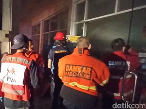 Sebuah Gudang Toko Swalayan di Cianjur Ludes Terbakar