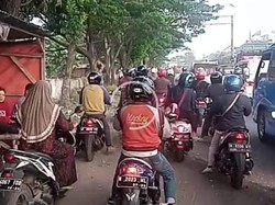 Jatuh Usai Tabrak Pantat Bus, Biker di Pasuruan Tewas Terhantam Truk