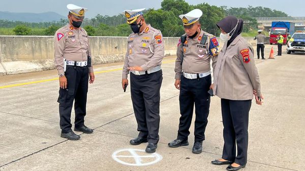Potret TKP Laka Minibus Vs Truk Trailer di Tol Batang Tewaskan 7 Orang