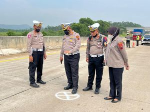 Potret TKP Laka Minibus Vs Truk Trailer di Tol Batang Tewaskan 7 Orang
