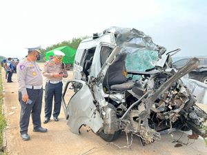 7 Orang Tewas dalam Tabrakan di Tol Batang, Sopir Minibus Diduga Ngantuk 7 Orang Tewas dalam Tabrakan di Tol Batang, Sopir Minibus Diduga Ngantuk
