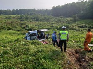 Penampakan Minibus Ringsek Usai Tabrak Trailer Tewaskan 7 Orang Penampakan Minibus Ringsek Usai Tabrak Trailer Tewaskan 7 Orang