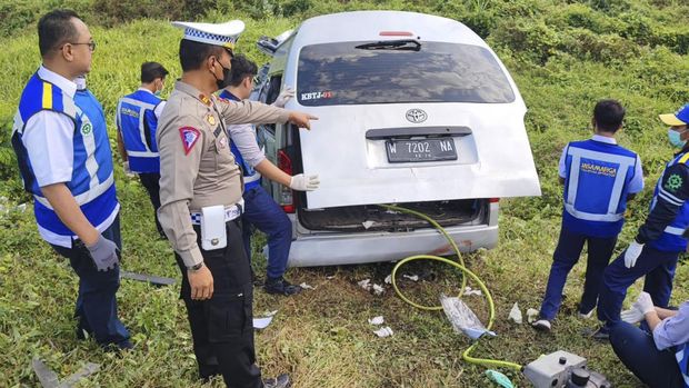 Polisi mendatangi tempat kecelakaan Toyota HiAce di Tol Semarang-Batang yang menewaskan 7 orang, Senin (5/9). (Foto: Polres Batang).