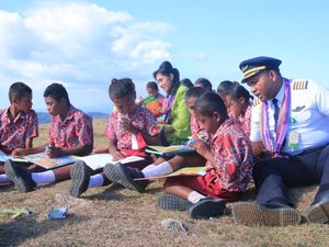 CT Arsa-Citilink Ajak Siswa SD Lelogama Terbangkan Cita-cita Setinggi Langit CT Arsa-Citilink Ajak Siswa SD Lelogama Terbangkan Cita-cita Setinggi Langit