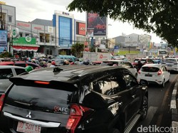 Massa Demo Depan Unhas Tutup Jalan, Perintis Kemerdekaan Macet Parah