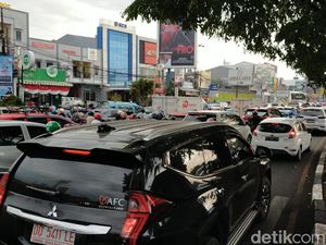 Massa Demo Depan Unhas Tutup Jalan, Perintis Kemerdekaan Macet Parah Massa Demo Depan Unhas Tutup Jalan, Perintis Kemerdekaan Macet Parah