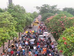 Pengerjaan Proyek U-Ditch Bikin Arus Lalin Jalan Ahmad Yani Surabaya Macet