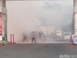 Carry Muat 15 Jeriken Pertalite Terbakar Usai Isi BBM di SPBU Probolinggo