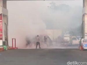 Carry Muat 15 Jeriken Pertalite Terbakar Usai Isi BBM di SPBU Probolinggo Carry Muat 15 Jeriken Pertalite Terbakar Usai Isi BBM di SPBU Probolinggo