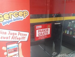 Penegasan Alfamart: Tak Pernah Pungut Biaya Parkir, Justru Tertibkan yang Liar!