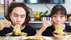 Keseruan Gerry Girianza dan Bella Tanesia saat Mukbang Makanan Pedas