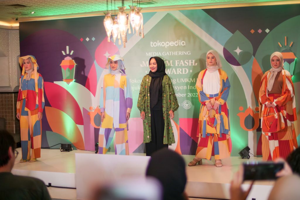 Koleksi eksklusif terbaru Deenay di Tokopedia dengan tema geometric-color.