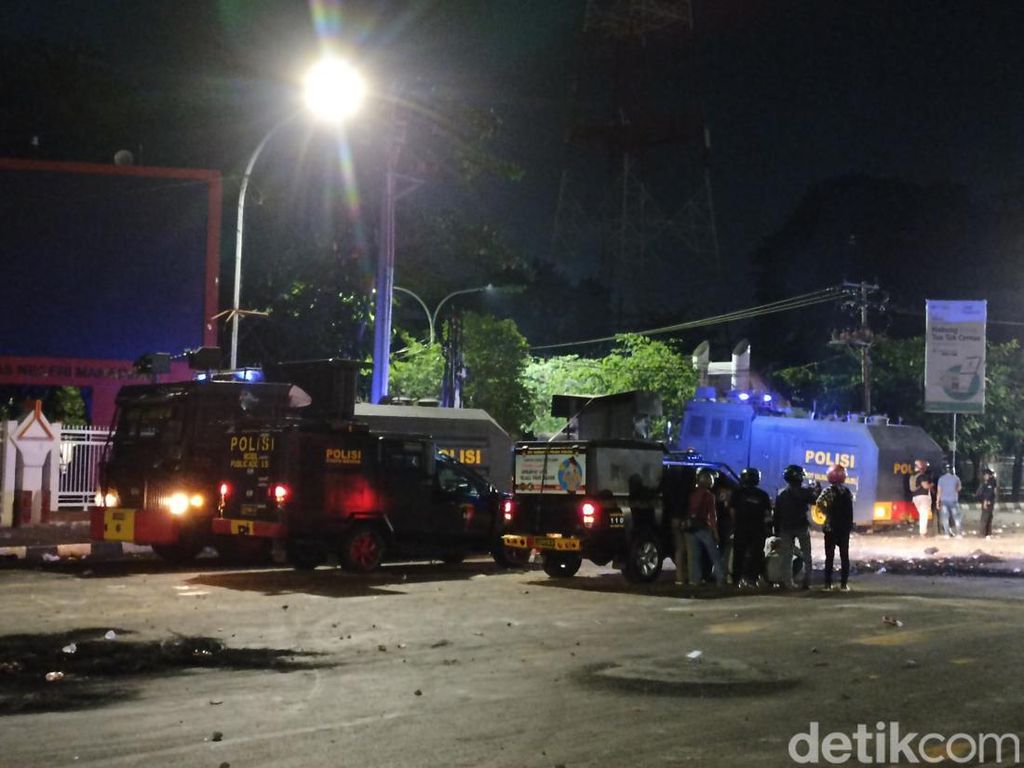 Polisi Bubarkan Massa Ricuh di Depan Kampus UNM Makassar Pakai Water Cannon