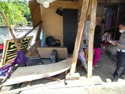 Mobil Pikap Terguling-Seruduk Konter Penjualan Tiket di Gilimanuk