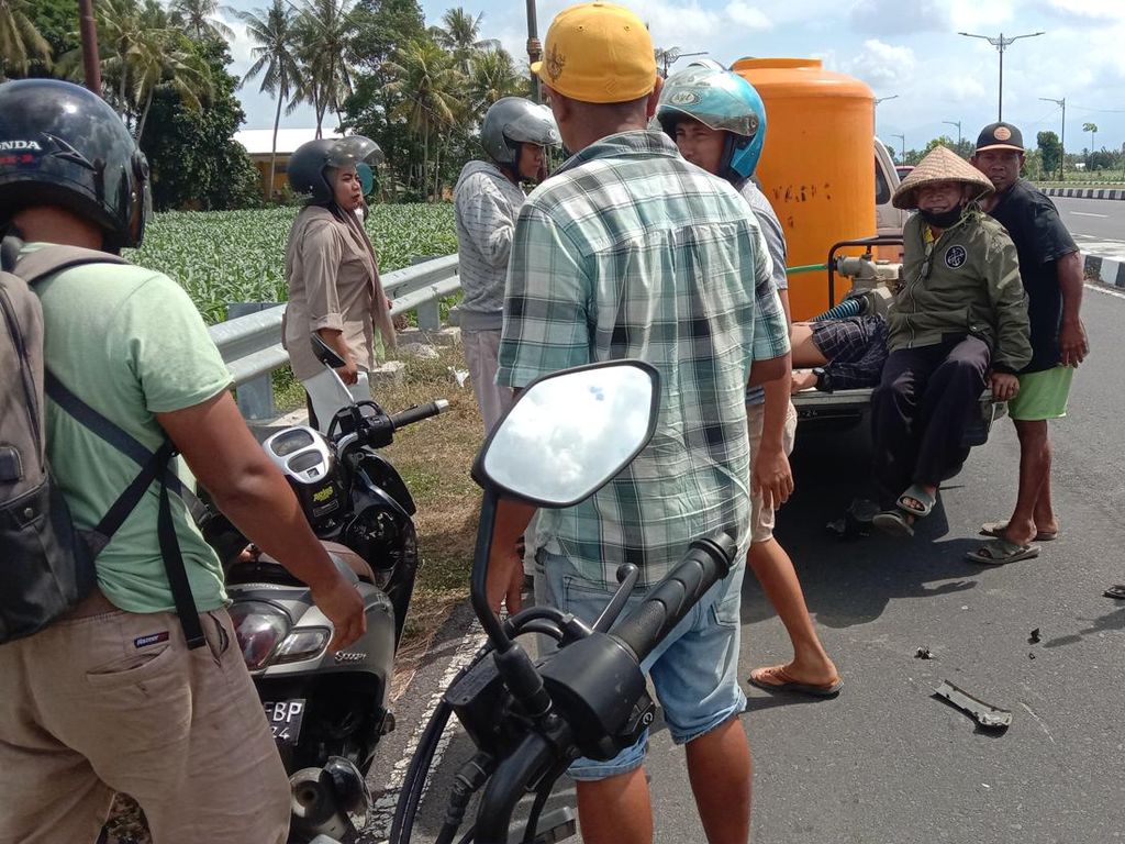 Scoopy Ringsek Tabrak Mobil Penyiram Tanaman, Korban Tak Sadar Scoopy Ringsek Tabrak Mobil Penyiram Tanaman, Korban Tak Sadar