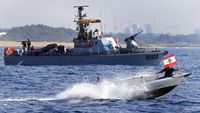 Woww.. Demonstran Ini Berani Hadang Kapal Perang Israel