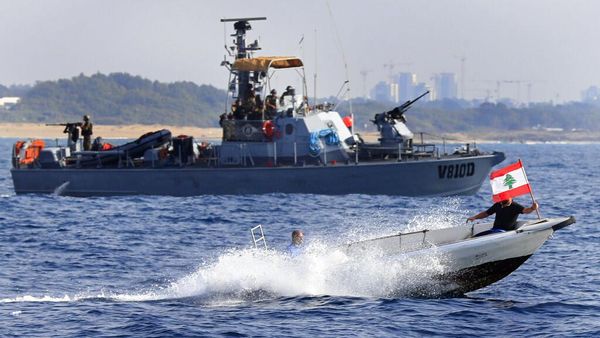 Woww.. Demonstran Ini Berani Hadang Kapal Perang Israel
