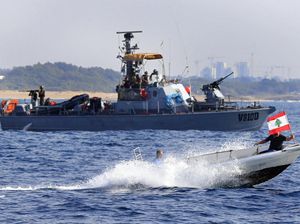 Woww.. Demonstran Ini Berani Hadang Kapal Perang Israel Woww.. Demonstran Ini Berani Hadang Kapal Perang Israel