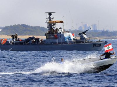 Woww.. Demonstran Ini Berani Hadang Kapal Perang Israel