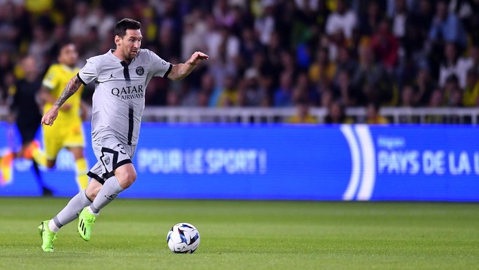 NANTES, FRANCE - SEPTEMBER 03: Leo Messi of Paris Saint-Germain runs with the ball during the Ligue 1 match between FC Nantes and Paris Saint-Germain at Stade de la Beaujoire on September 03, 2022 in Nantes, France. (Photo by Aurelien Meunier - PSG/PSG via Getty Images)