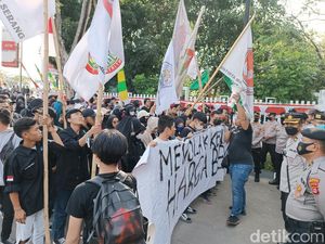 Tolak Kenaikan Harga BBM, Mahasiswa Banten Demo di DPRD