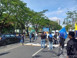 Demo Kenaikan Harga BBM di Makassar, Mahasiswa UMI Tutup Jalan Urip Sumoharjo