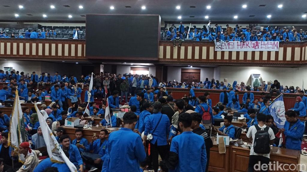 5 Potret Aksi Mahasiswa Kuasai Ruang Paripurna DPR Aceh