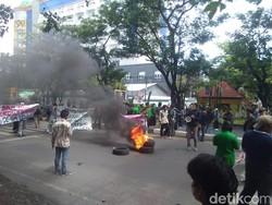 Jalan Sultan Alauddin Makassar Macet Imbas Mahasiswa Demo Kenaikan Harga BBM
