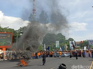 Massa Aliansi 9 BEM UNM Demo Kenaikan Harga BBM, Jalan AP Pettarani Ditutup