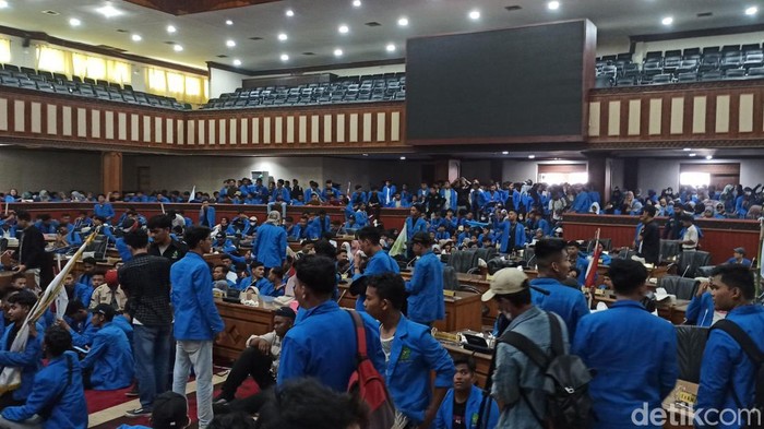 Tolak Kenaikan Harga BBM Mahasiswa Kuasai Ruang Sidang Paripurna DPR Aceh