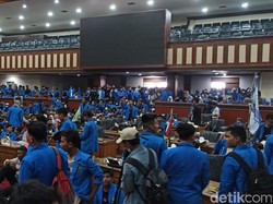 Mahasiswa Demo Tolak Harga BBM Duduki Ruang Paripurna DPR Aceh!