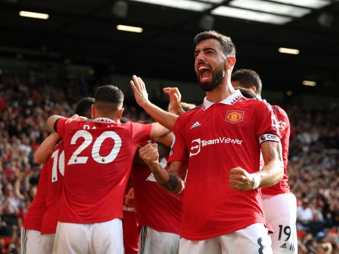 MANCHESTER, ENGLAND - SEPTEMBER 04:  Bruno Fernandes of Manchester United celebrates after Antony of Manchester United scores their sides first goal during the Premier League match between Manchester United and Arsenal FC at Old Trafford on September 04, 2022 in Manchester, England. (Photo by Shaun Botterill/Getty Images)