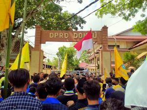 Didesak Mahasiswa, DPRD-Wakil Bupati Dompu Tolak Kenaikan Harga BBM Didesak Mahasiswa, DPRD-Wakil Bupati Dompu Tolak Kenaikan Harga BBM