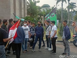 Demo Tolak Kenaikan Harga BBM, Massa Mulai Berdatangan ke Depan Gedung DPR