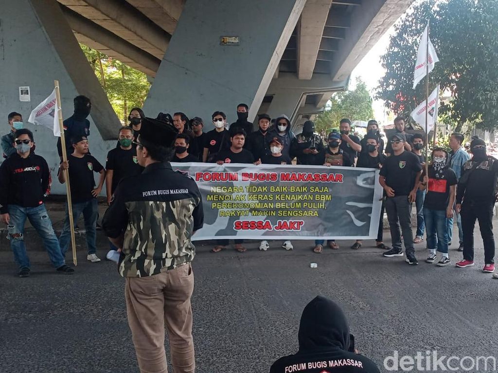 Forum Bugis-Makassar Demo Kenaikan Harga BBM di Fly Over Urip: Sessa Jaki!