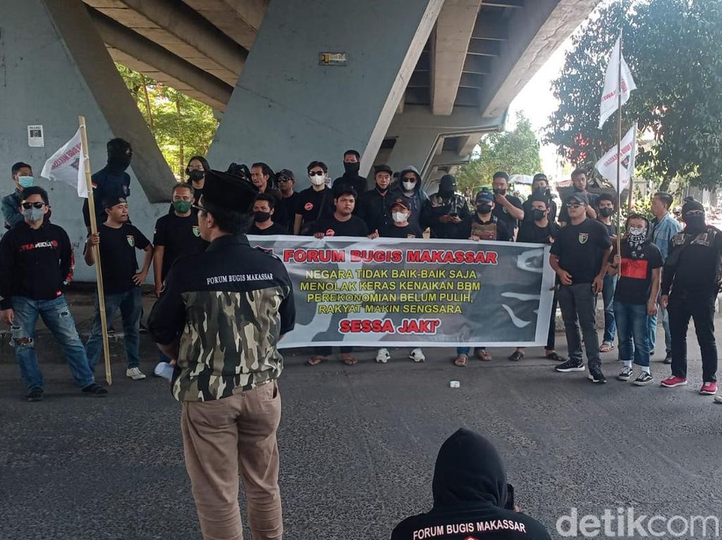 Forum Bugis-Makassar Demo Kenaikan Harga BBM di Fly Over Urip: Sessa Jaki! Forum Bugis-Makassar Demo Kenaikan Harga BBM di Fly Over Urip: Sessa Jaki!