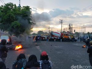 Mahasiswa di Depan Kampus Unhas Bertahan hingga Malam, Jalan Perintis Ditutup