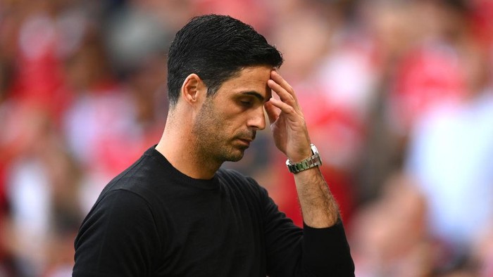 MANCHESTER, ENGLAND - SEPTEMBER 04: Mikel Arteta, Manager of Arsenal reacts while leaving the pitch at half time during the Premier League match between Manchester United and Arsenal FC at Old Trafford on September 04, 2022 in Manchester, England. (Photo by Michael Regan/Getty Images)