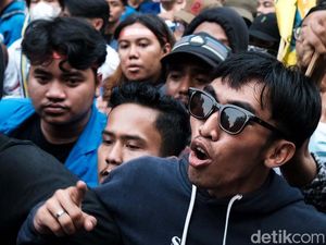 Momen Demo Tolak Kenaikan BBM Memanas di Patung Kuda